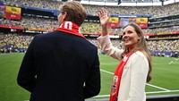 Foto Calon Ratu Norwegia Nonton Piala Dunia, Peluk Haaland Saat Telanjang Dada
