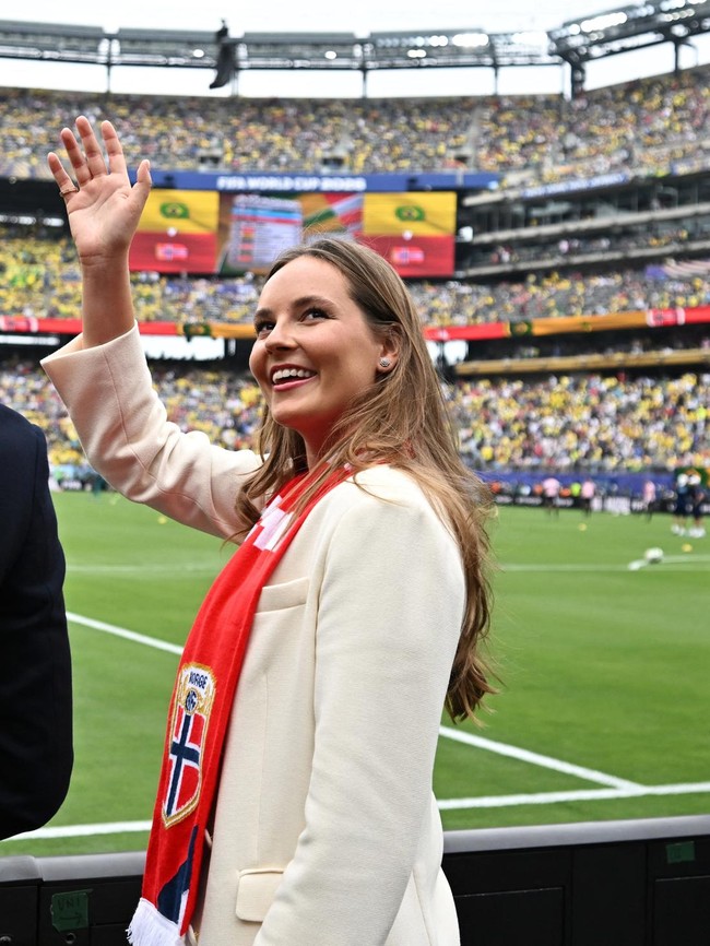 Foto Calon Ratu Norwegia Nonton Piala Dunia, Peluk Haaland Saat Telanjang Dada