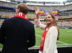 Foto Calon Ratu Norwegia Nonton Piala Dunia, Peluk Haaland Saat Telanjang Dada