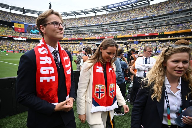 Dalam kesempatan tersebut, calon ratu Norwegia terlihat cantik dengan tampil elegan mengenakan setelan putih dengan t-shirt hitam juga pulasan makeup natural. Foto: REUTERS/Dylan Martinez
