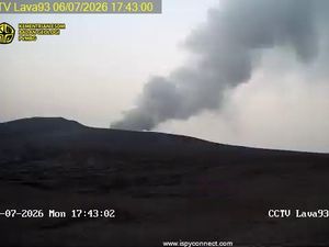 Gunung Anak Krakatau Erupsi, Muntahkan Abu Vulkanik 150 Meter