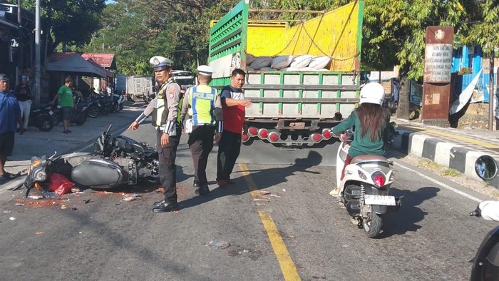 Tabrakan dua sepeda motor di Parepare, Sulsel, pagi ini melukai dua pengendara.