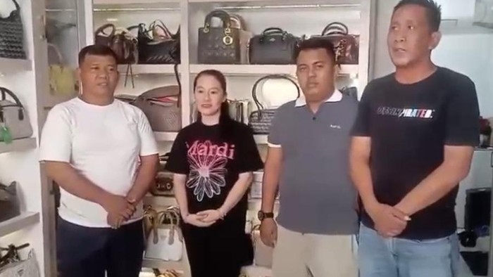 Pedagang di Deli Serdang, Siti, saat ditemui oleh pihak Kadus di toko miliknya.