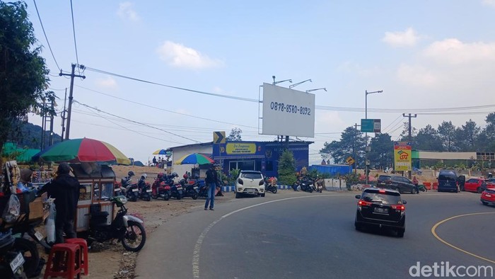 Pedagang keliling padati kawasan Puncak