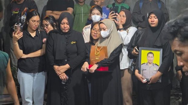 Pemakaman Ipda Anumerta Sumariyanto Pemakaman Ipda Anumerta Sumariyanto