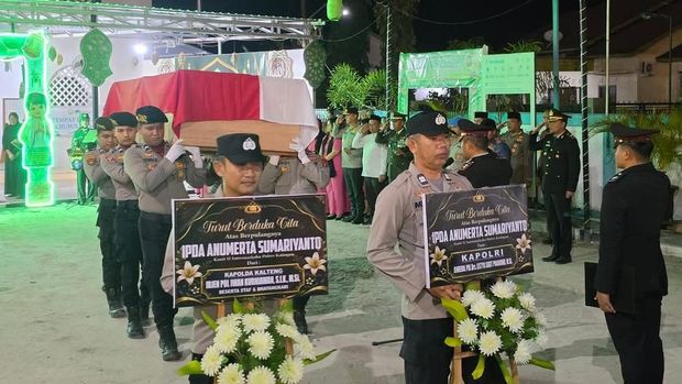 Pemakaman Ipda Anumerta Sumariyanto Pemakaman Ipda Anumerta Sumariyanto