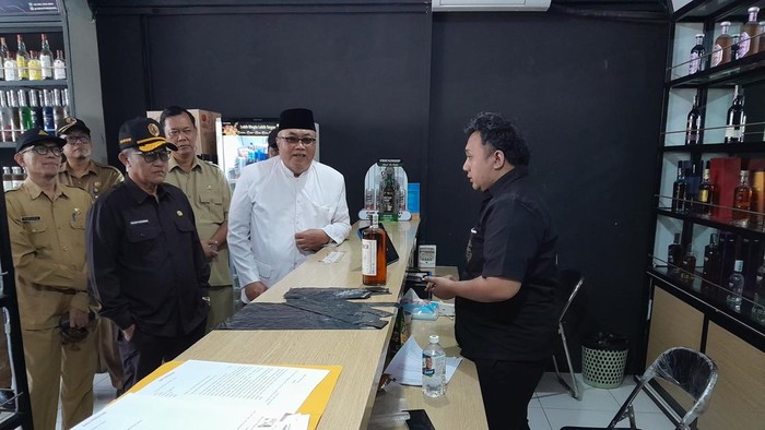 Sekda Kabupaten Mojokerto, Teguh Gunarko memimpin sidak terhadap toko minuman beralkohol (minol)