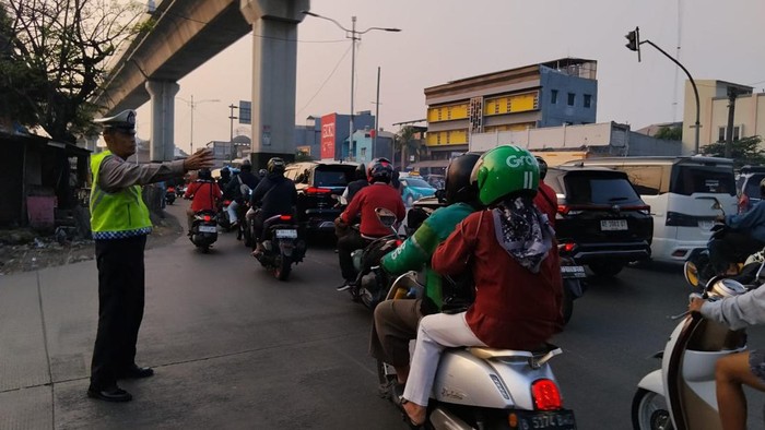 lalu lintas di Kolong Cakung Jakarta Timur dari arah Ujung Menteng menuju Cilincing maupun arah Pulogadung saat ini terpantau padat.