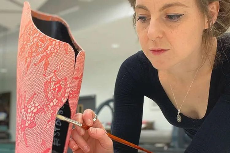 Pengantin wanita, Shannon Mitchell, tampil percaya diri di hari pernikahan usai mengubah kaki palsunya jadi karya seni indah bermotif renda senada gaunnya.