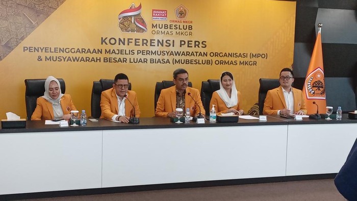 Plt Ketum Ormas MKGR Maman Abdurrahman menggelar konferensi pers terkait Mubeslub MKGR di Bendungan Hilir, Jakarta, Senin (6/7/2026).