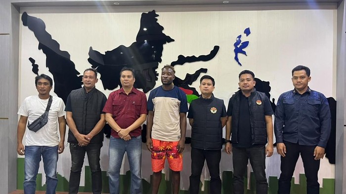 Pesepakbola asing asal Kamerun, Georges Decauch Jorel Manga Messe ditangkap petugas Imigrasi Parepare.