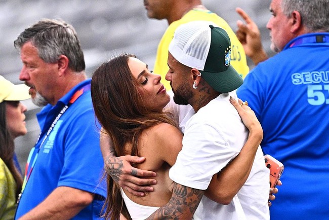 Bruna Biancardi memeluk erat Neymar menjadi momen yang sangat emosional, sekaligus menutup malam kelabu bagi pesepakbola yang memutuskan pensiun dari timnas Brasil tersebut. Foto: Getty Images/Tom Weller