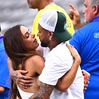 Momen Neymar Dipeluk Pacar Usai Brasil Kalah di Piala Dunia 2026