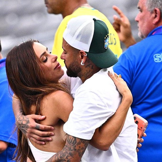 Momen Neymar Dipeluk Pacar Usai Brasil Kalah di Piala Dunia 2026