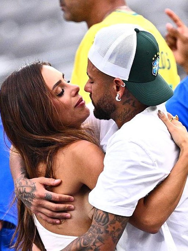 Momen Neymar Dipeluk Pacar Usai Brasil Kalah di Piala Dunia 2026