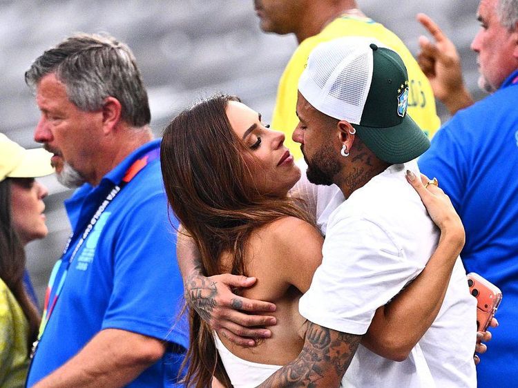 Momen Neymar Dipeluk Pacar Usai Brasil Kalah di Piala Dunia 2026