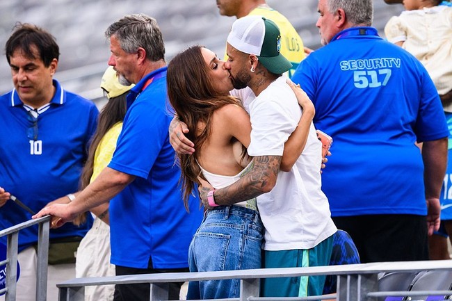 Neymar yang tak lagi memakai jersey tampak mendatangi Bruna yang berada di bangku penonton usai kekalahan Brasil di Piala Dunia 2026. Bruna pun memberikan ciuman pada pesepakbola yang sudah memberinya tiga anak itu. Foto: Getty Images/Tom Weller