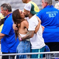 Neymar yang tak lagi memakai jersey tampak mendatangi Bruna yang berada di bangku penonton usai kekalahan Brasil di Piala Dunia 2026. Bruna pun memberikan ciuman pada pesepakbola yang sudah memberinya tiga anak itu. Foto: Getty Images/Tom Weller