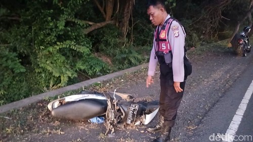 Petugas kepolisian melakukan olah TKP kecelakaan maut di Jalan Denpasar-Gilimanuk,, Minggu (5/7/2026).