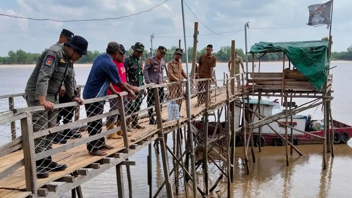 Polisi dibantu warga mencari korban yang diduga diterkam buaya di Banyuasin