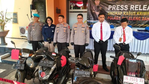 Polisi memamerkan barang bukti pencurian motor saat konferensi pers di Polres Buleleng, Senin (6/7/2026). (Foto: Made Wijaya Kusuma/detikBali)