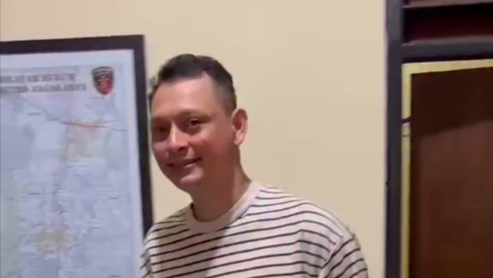 Polisi menangkap pemotor Kawasaki Ninja berinisial FRS (37) memukul pemotor lainnya di wilayah Jagakarsa, Jakarta Selatan. FRS ditangkap tanpa perlawanan. (dok Ist/repro)