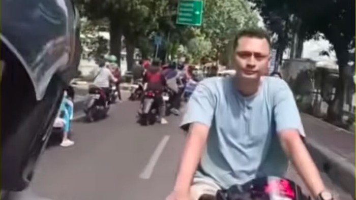 Polisi menangkap pemotor Kawasaki Ninja berinisial FRS (37) memukul pemotor lain di wilayah Jagakarsa, Jakarta Selatan. FRS ditangkap tanpa perlawanan. (Dok. Istimewa/repro)