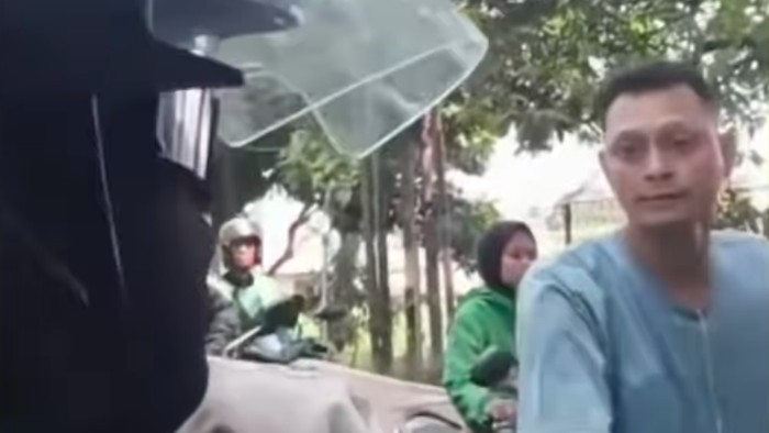Polisi menangkap pemotor Kawasaki Ninja berinisial FRS (37) memukul pemotor lainnya di wilayah Jagakarsa, Jakarta Selatan. FRS ditangkap tanpa perlawanan. (dok Ist/repro)