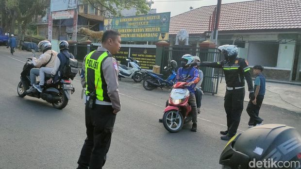Polisi mengarahkan pengendara melewati jalur alternatif. Polisi mengarahkan pengendara melewati jalur alternatif.