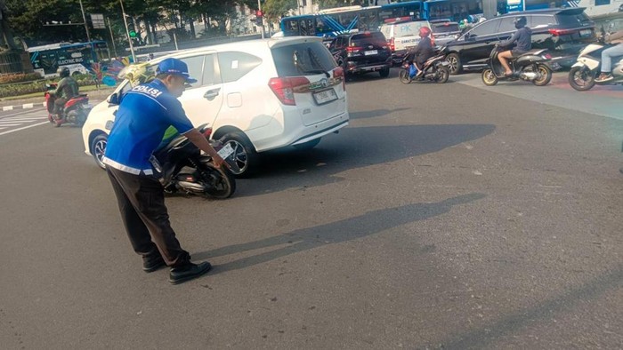 Polisi menjelaskan kronologi kecelakaan pengemudi ojek online (ojol) yang meninggal dunia di sekitar bundaran Patung Kuda, Jakarta Pusat. (Dok. Istimewa)