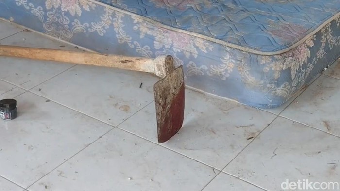 Polisi menyita sebuah cangkul dari kamar kos pria tewas di indekos Kota Makassar, Sulawesi Selatan (Sulsel).