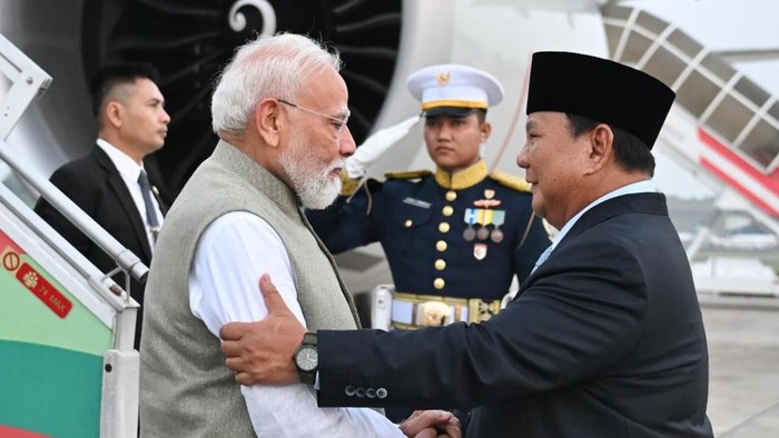 Presiden Prabowo Subianto menyambut kunjungan Perdana Menteri (PM) India Narendra Modi di Lanud Halim Perdanakusuma, Jakarta, Senin (6/7/2026).