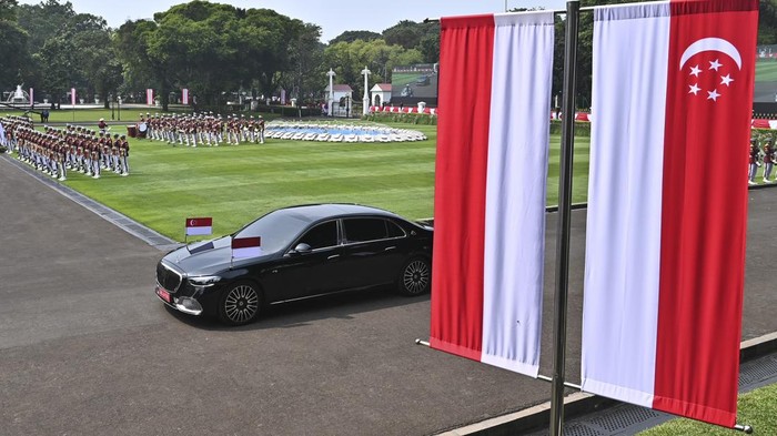 Presiden Prabowo Subianto (kanan) menyambut kedatangan Perdana Menteri (PM) Singapura Lawrence Wong (kiri) di Istana Merdeka, Jakarta, Senin (6/7/2026). Presiden Prabowo Subianto bersama PM Singapura Lawrence Wong menggelar pertemuan pemimpin tahunan Indonesia-Singapura yang membahas proyek-proyek bilateral dan memperkuat kolaborasi strategis antarkedua negara. ANTARA FOTO/Bayu Pratama S/hma/rwa.
