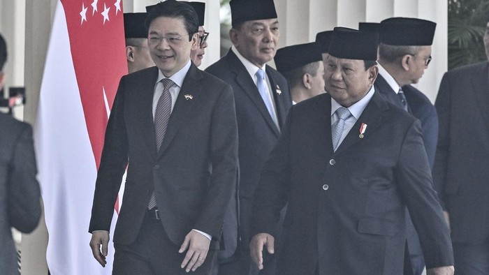 Presiden Prabowo Subianto (kanan) menyambut kedatangan Perdana Menteri (PM) Singapura Lawrence Wong (kiri) di Istana Merdeka, Jakarta, Senin (6/7/2026). Presiden Prabowo Subianto bersama PM Singapura Lawrence Wong menggelar pertemuan pemimpin tahunan Indonesia-Singapura yang membahas proyek-proyek bilateral dan memperkuat kolaborasi strategis antarkedua negara. ANTARA FOTO/Bayu Pratama S/hma/rwa.