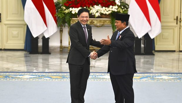 Presiden Prabowo Subianto (kanan) berjabat tangan dengan Perdana Menteri Singapura Lawrence Wong (kiri) saat kunjungan resmi untuk menghadiri Leaders Retreat di Istana Merdeka, Jakarta, Senin (6/7/2026). Presiden Prabowo Subianto dan PM Singapura Lawrence Wong menggelar pertemuan pemimpin tahunan Indonesia-Singapura untuk membahas proyek-proyek bilateral dan memperkuat kolaborasi strategis antarkedua negara. ANTARA FOTO/Galih Pradipta/hma/rwa.