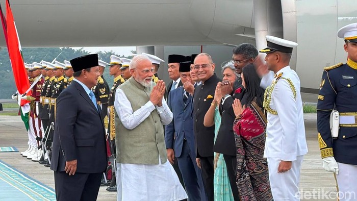 Presiden Prabowo Subianto menyambut kedatangan PM India Narendra Modi di Lanud Halim Perdanakusuma, Jakarta. (Eva/detikcom)