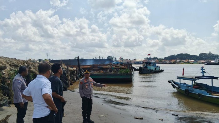 Anggota Ditpolairud Polda Sumsel melakukan pencarian pria diduga diterkam buaya.
