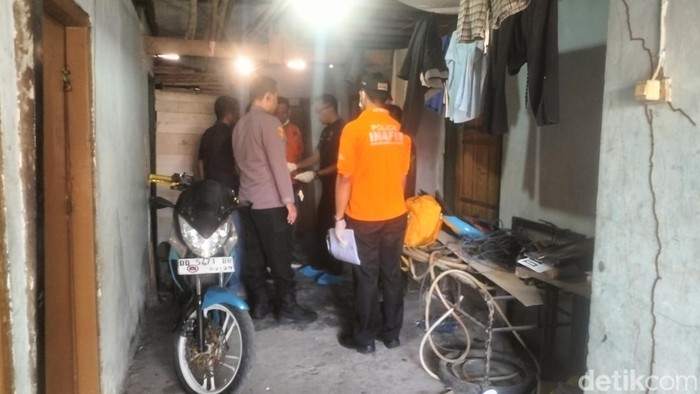 Seorang pria bernama Andrerias Umbujala (54) ditemukan tewas bersimbah darah di kamar kosnya di Kota Makassar, Sulawesi Selatan (Sulsel).