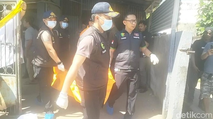 Evakuasi jenazah Andrerias Umbujala (54) yang ditemukan tewas bersimbah darah di kamar kosnya di Makassar.