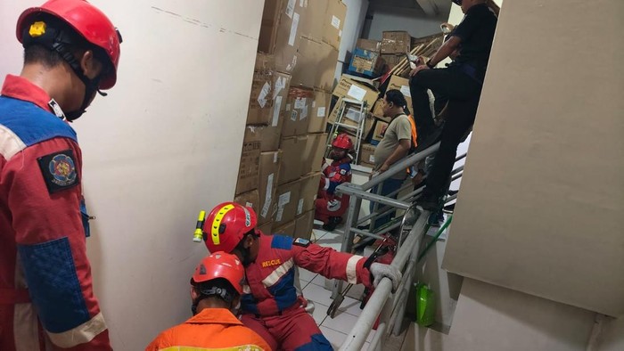Seorang pria tewas akibat terjepit lift barang di pertokoan kawasan Roxy, Gambir, Jakarta Pusat (Jakpus). Jasad korban dievakuasi petugas pemadam kebakaran (damkar), Senin (6/7/2026).