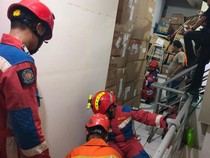 Pria Tewas Terjepit Lift Barang di Pertokoan Roxy Jakpus
