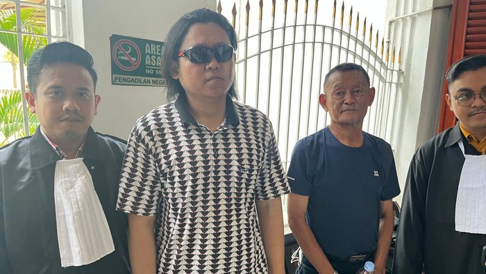 Jefta Gideon Nggebu, pria tunanetra terdakwa kasus KDRT saat di selasar PN Surabaya