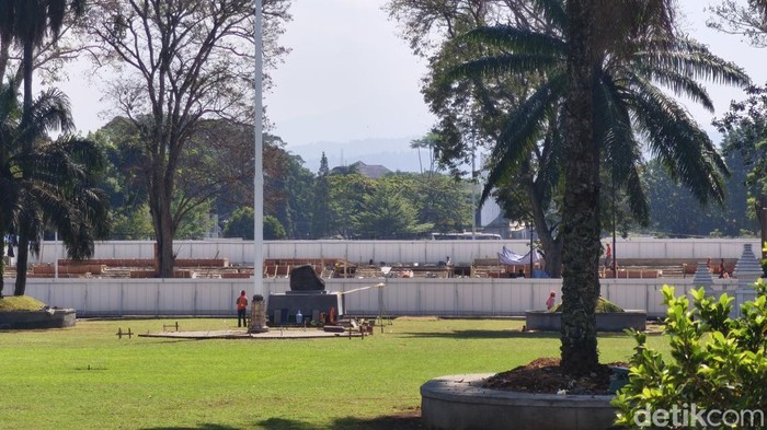 Progres pembangunan Plaza Gedung Sate.