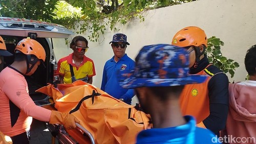 Proses evakuasi jenazah lansia 80 tahun yang ditemukan mengapung di perairan Pantai Tanjung Benoa, Kuta Selatan, Badung, Minggu (5/7/2026).
