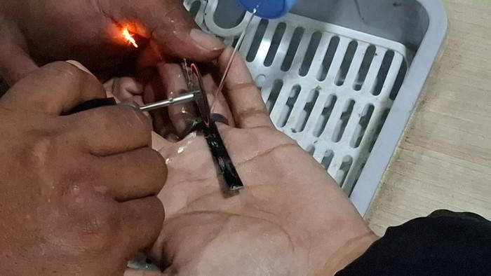 Proses pelepasan ring mesin motor astrea di jari remaja Kuningan