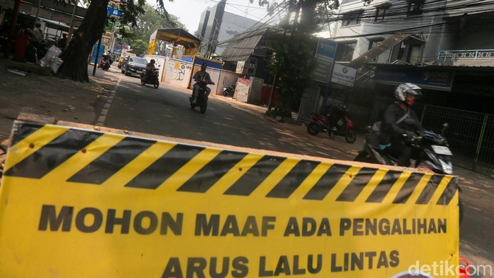 Proyek pembangunan sistem tata air bawah tanah di Jalan Haji Nawi, Jakarta Selatan, terus dikebut. Pekerjaan yang menjadi bagian dari upaya penanganan banjir sekaligus perluasan jaringan air bersih tersebut ditargetkan rampung pada akhir Desember 2026.