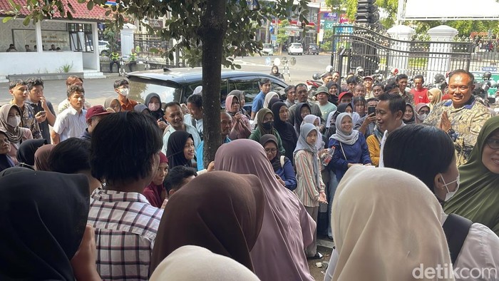 Puluhan orang tua penerima beasiswa menggruduk kantor Bupati Pati, Senin (6/7/2026).