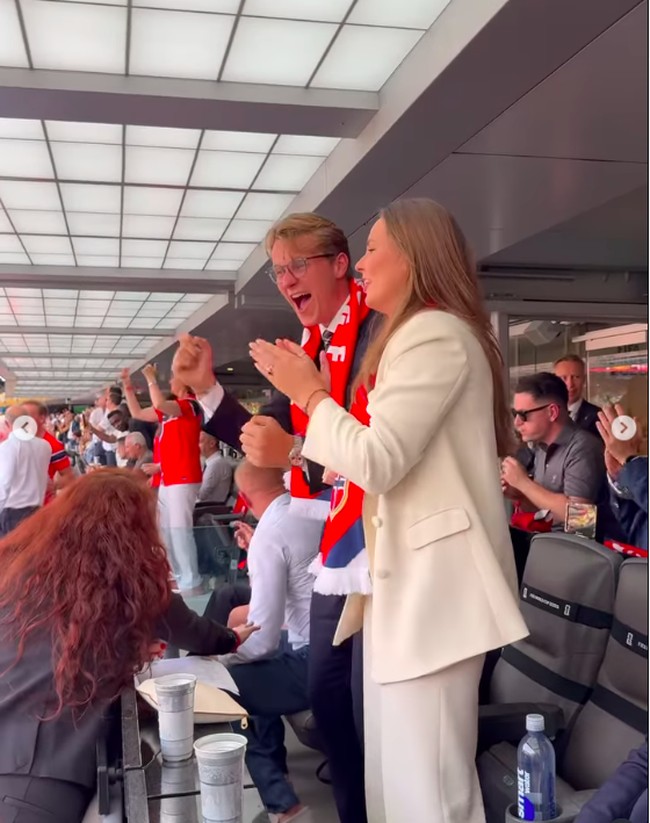 Dalam video, Putri dan Pangeran Norwegia terlihat sumringah sampai lompat dari kursi mereka saat menyaksikan Haaland mencetak gol yang membawa kemenangan untuk tim Viking. Foto: Instagram @detnorskekongehus