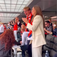 Dalam video, Putri dan Pangeran Norwegia terlihat sumringah sampai lompat dari kursi mereka saat menyaksikan Haaland mencetak gol yang membawa kemenangan untuk tim Viking. Foto: Instagram @detnorskekongehus