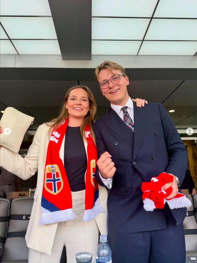 Kedua kakak beradik ini selalu menonton pertandingan Norwegia sejak babak penyisihan grup. Namun kehadiran Ingrid Alexandra kali ini sebenarnya menggantikan sang ayah, Putra Mahkota Haakon, yang tidak jadi datang karena masalah kesehatan keluarga. Foto: Instagram @detnorskekongehus